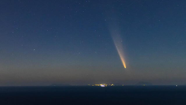 Che spettacolo la “cometa del secolo”, ecco alcuni scatti e i consigli per cercarla in cielo